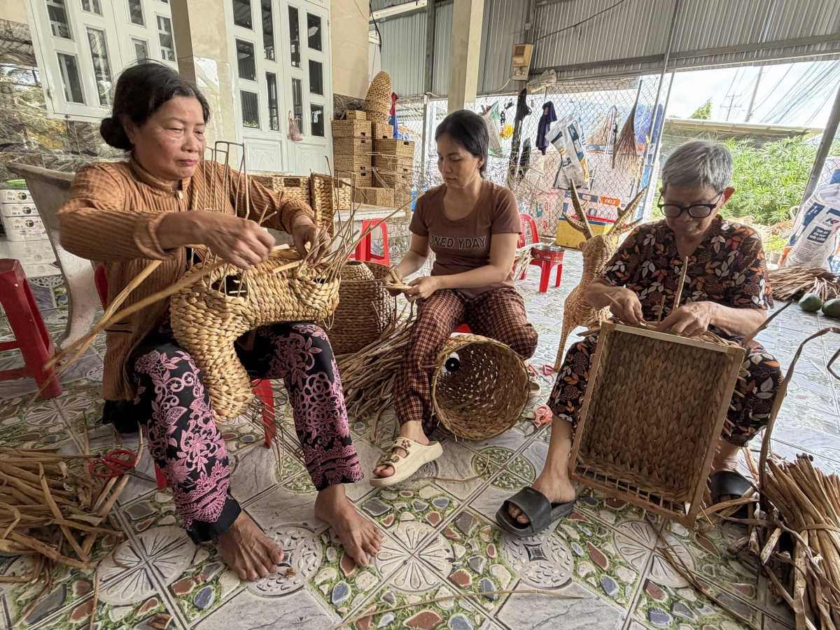 Cơ sở đan lục bình ở khu vực Bình An của chị Võ Thị Thu Nga tạo thêm thu nhập cho nhiều chị em
