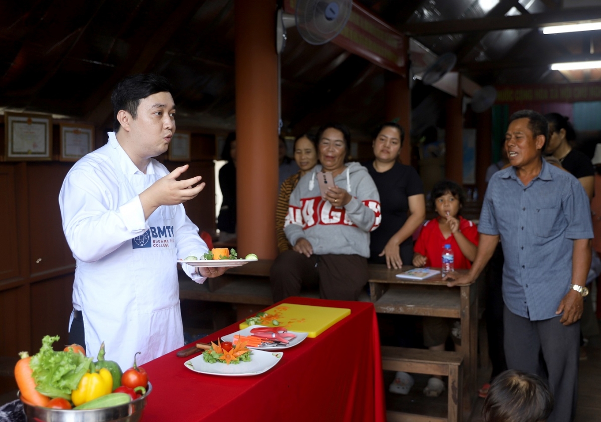 Hơdôm anih pơtô hrăm bruă mă ƀiă hrơi blan ƀơi Dak Lak lir hơbit hăng anŏ či kiăng mơ̆ng mơnuih ƀôn sang laih anun dưi ngă tui sit nik amăng bruă mă rĭm hrơi tơdơi kơ hrăm giong