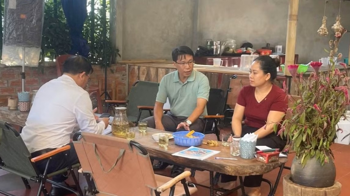 Ông Đinh Anh Tuấn-Phó Chủ tịch UBND phường Nghĩa Lộ (giữa) trong chuyến khảo sát các cơ sở lưu trú tại địa phương.