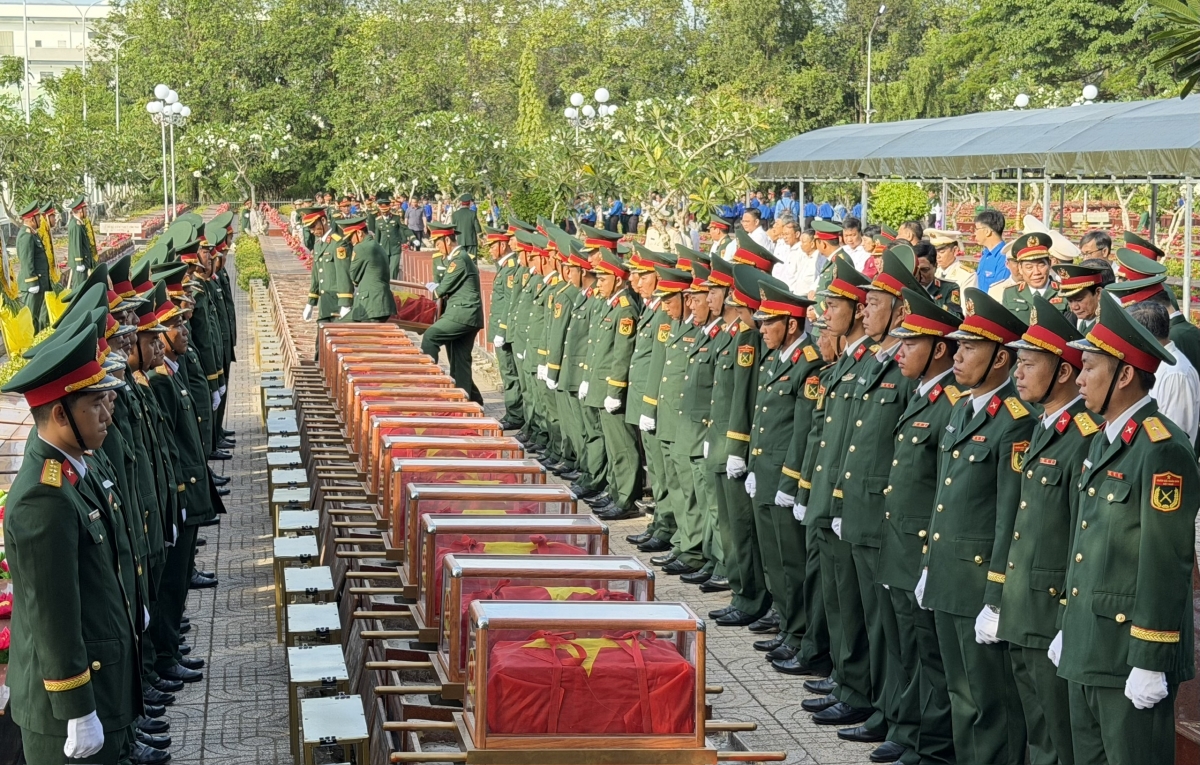 Đội công tác thực hiện nhiệm vụ an táng hài cốt liệt sĩ tại Nghĩa trang Liệt sĩ thành phố