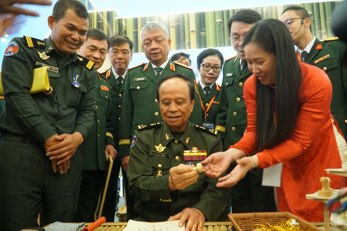 Đại tướng Tan Thanna, Quốc vụ khanh Bộ Quốc phòng Campuchia trải nghiệm gian hàng Việt Nam tại Hội chợ (Ảnh: Bộ Quốc phòng)