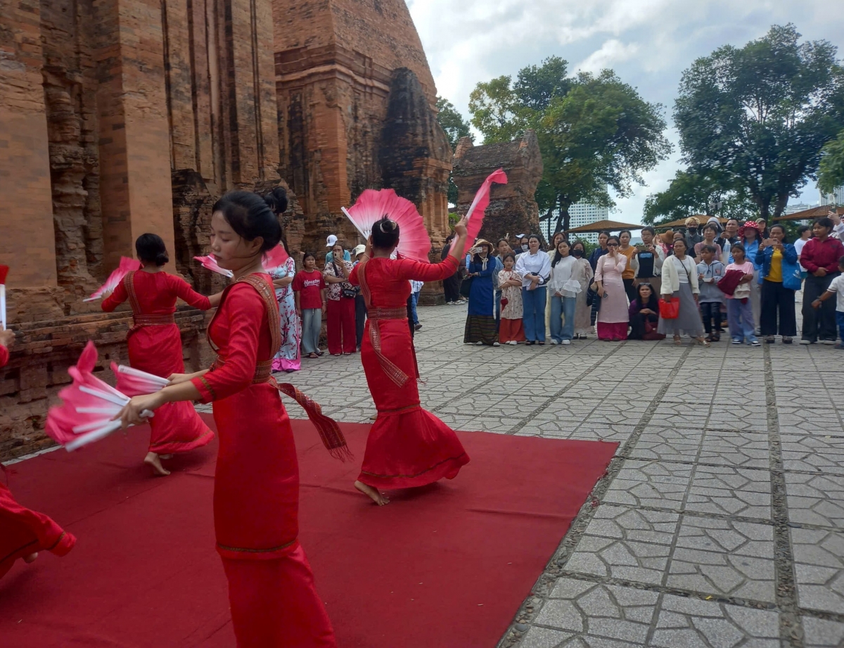 Kong pơlê Khánh Hòa ai tơdroăng ki tơ’lêi hlâu ‘na tơmeăm, troăng prôk vâ tơdah tơmối Sinuâ
