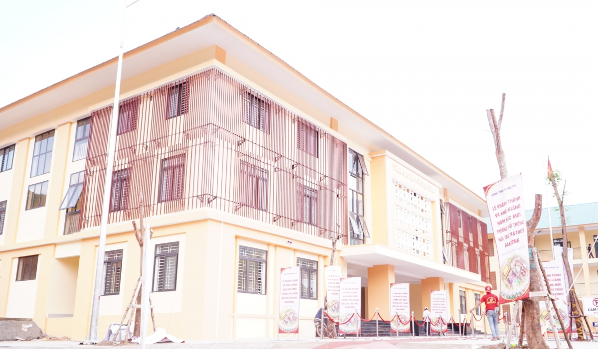 Các khối phòng học tại Trường phổ thông dân tộc nội trú liên cấp Tiểu học
và Trung học cơ sở Đakrông đã hoàn thiện (Ảnh: Thanh Hiếu)