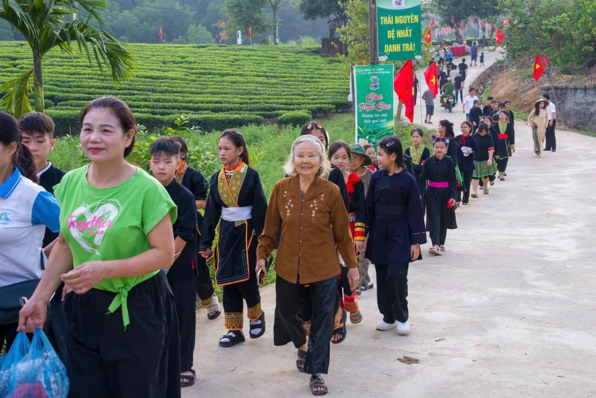 Người dân, du khách đến với chương trình“Chuyện trà Trại Cài – Hương đất, tình người Đồng Hỷ (Ảnh: Công Luận)
