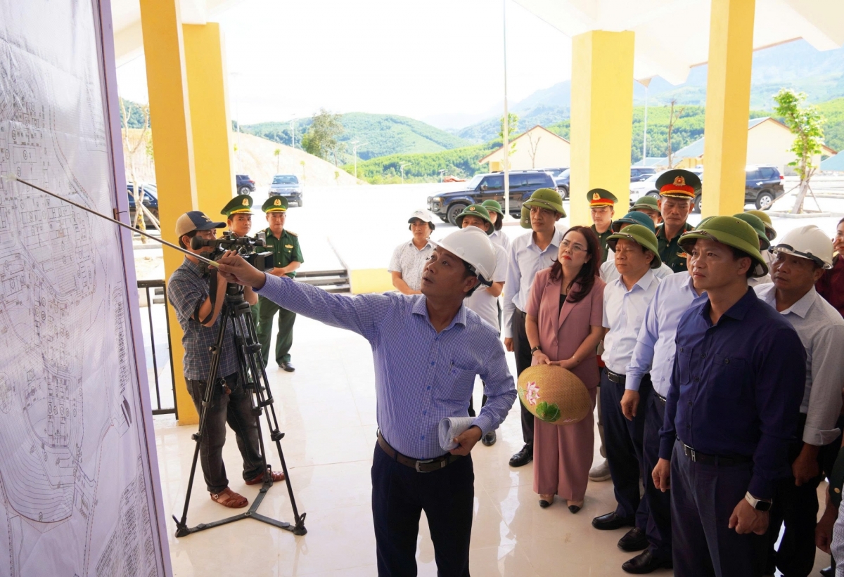 Ông Vương Quốc Tuấn, Bí thư Tỉnh ủy Quảng Trị (áo xanh than) kiểm tra tiến độ xây dựng trường nội trú liên cấp biên giới đất liền.