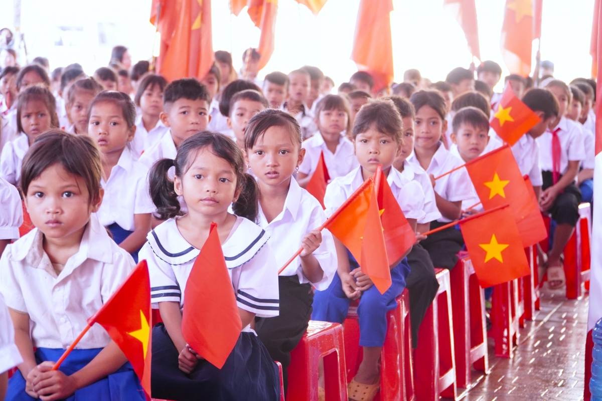 Trường học biên giới đất liền hoàn thành giúp học sinh đồng bào dân tộc thiểu số
có điều kiện ăn ở, học hành tốt hơn