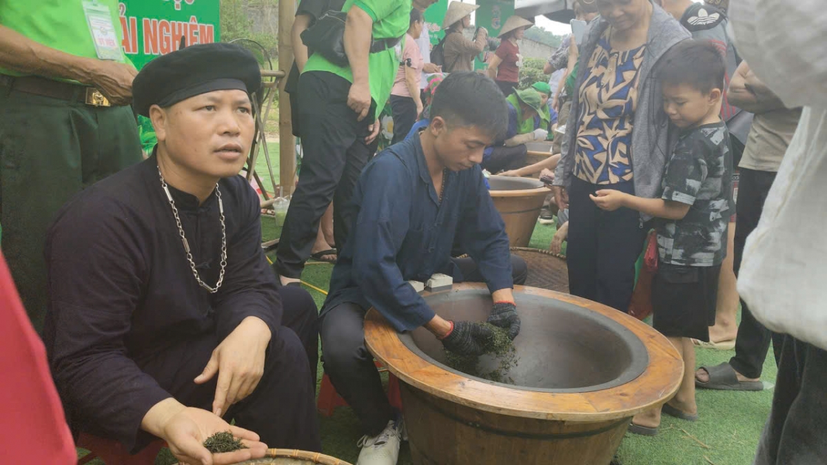 Trải nghiệm sao chè thủ công (Ảnh: Công Luận)