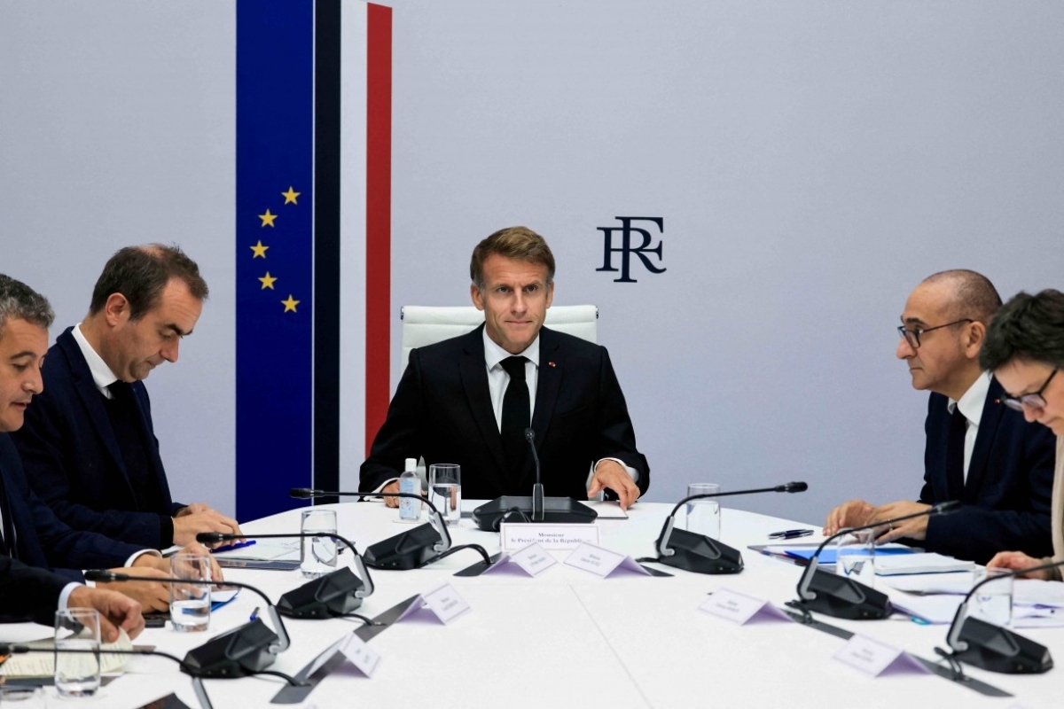 Tổng thống Pháp Emmanuel Macron chủ trì cuộc họp khẩn cấp liên bộ để xử lý cuộc biểu tình, bạo loạn trong cả nước trong ngày 18/10 (Ảnh: Reuters)