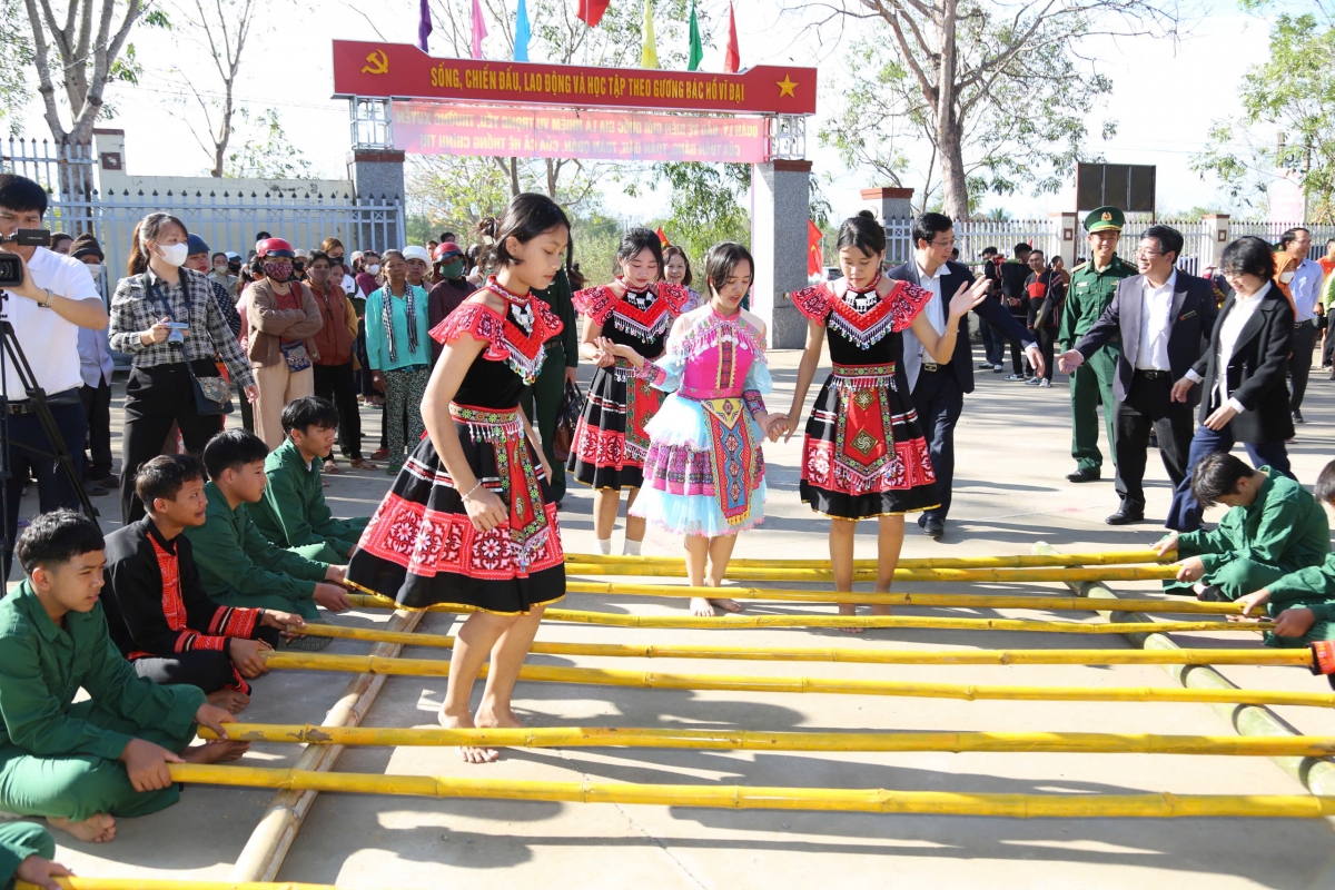 Hoạt động giao lưu văn hóa, văn nghệ góp phần nâng cao đời sống tinh thần, củng cố khối đại đoàn kết toàn dân tộc tại các xã biên giới. (Ảnh: Nam Trang/VOV Tây Nguyên)