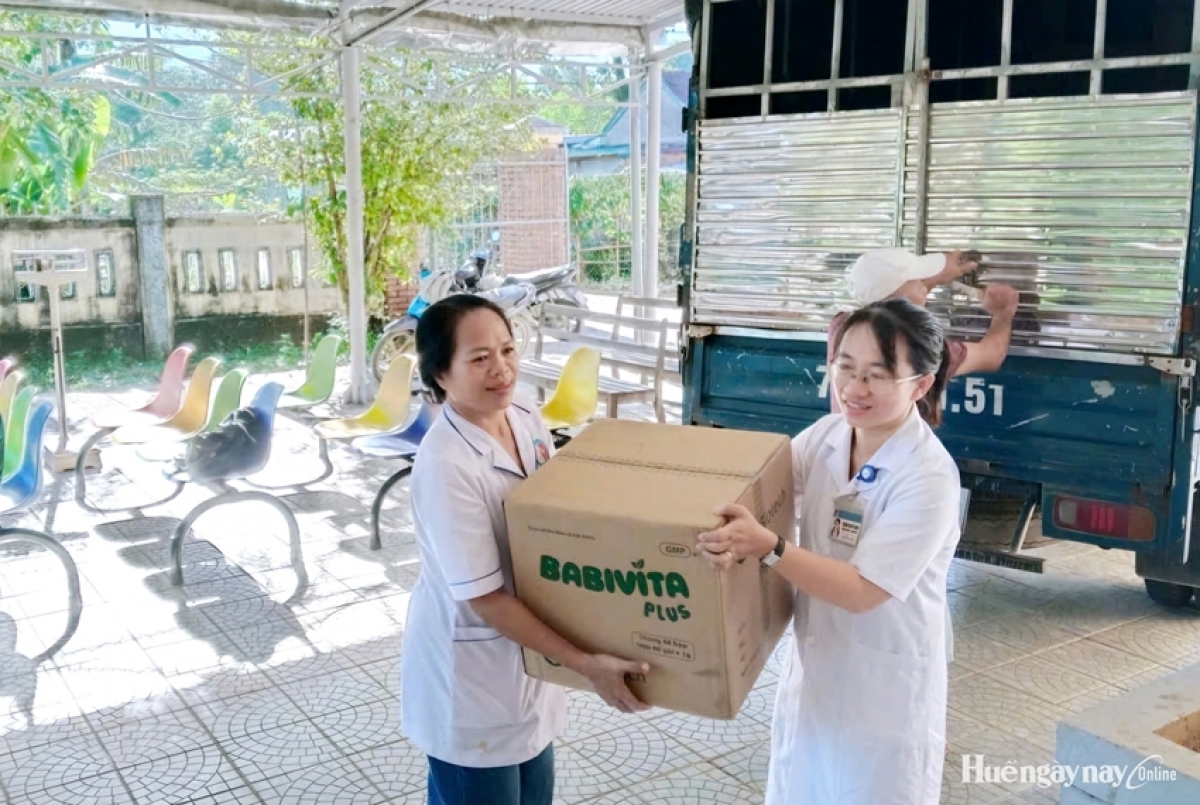 Bàn giao sản phẩm dinh dưỡng tại Trạm Y tế xã A Lưới 5.