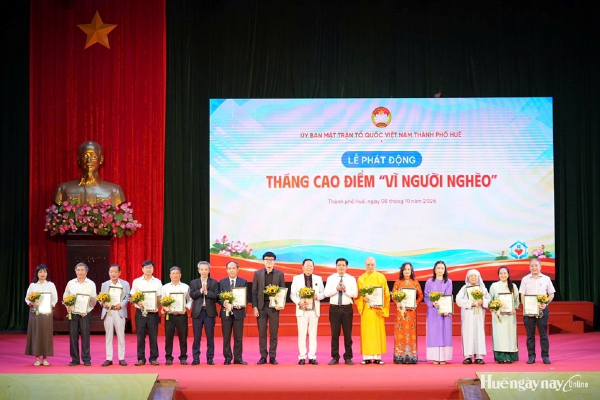 Lãnh đạo thành phố trao chứng nhận và hoa tri ân đến các mạnh thường quân hỗ trợ cho quỹ vì người nghèo thành phố.