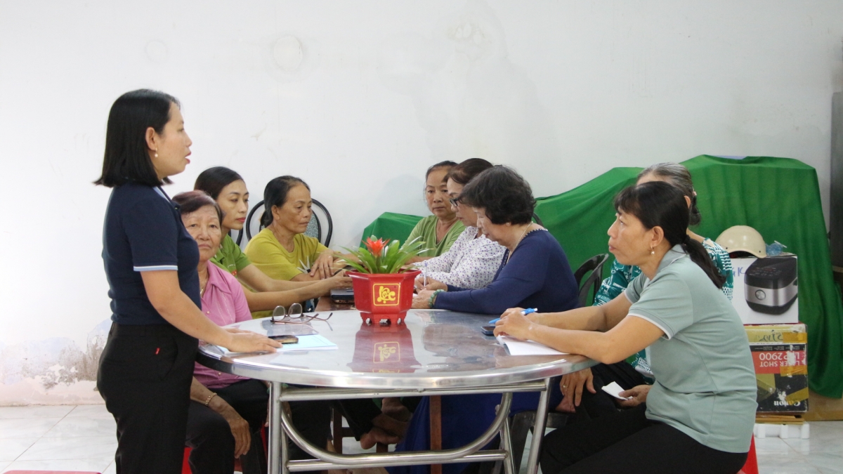 Các chị em phụ nữ họp tổ