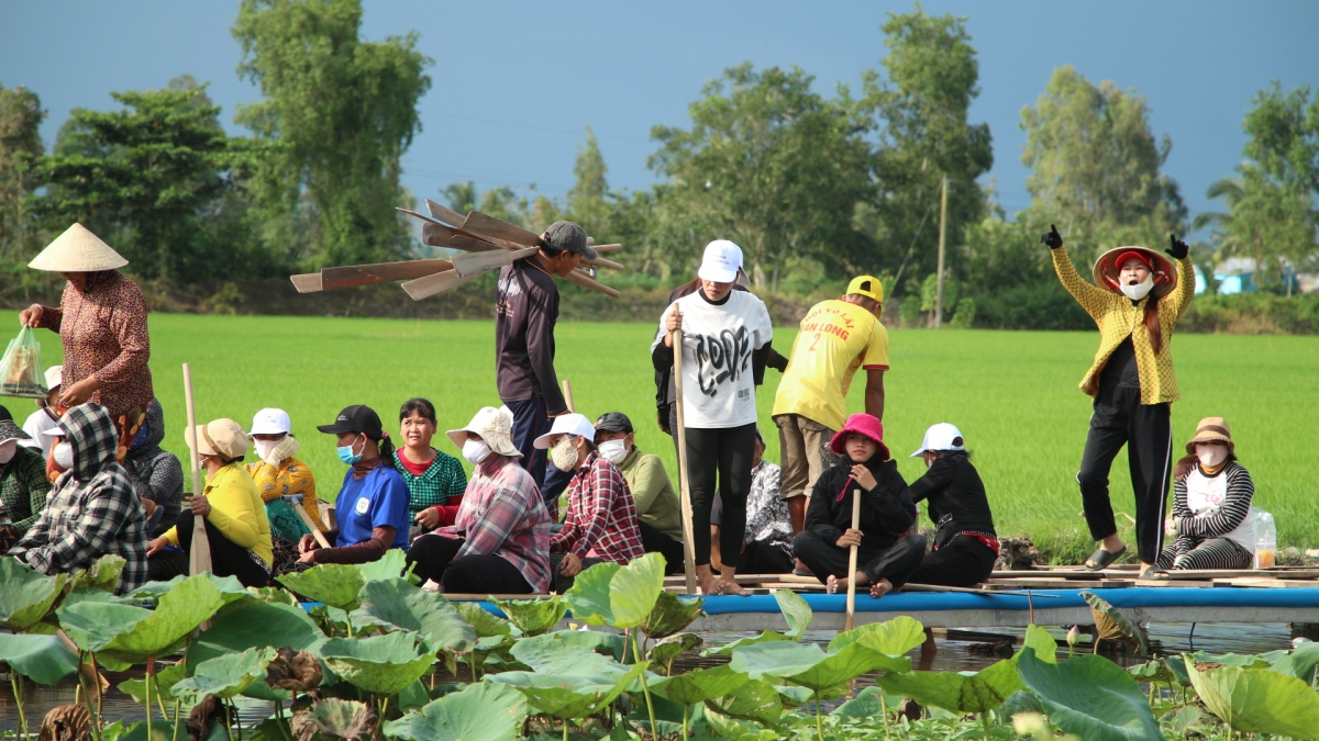 Những người phụ nữ lần lượt cầm dầm, xuống giàn bơi, bắt đầu hành trình chinh phục thử thách mới. Ảnh: Thạch Hồng/VOV ĐBSCL