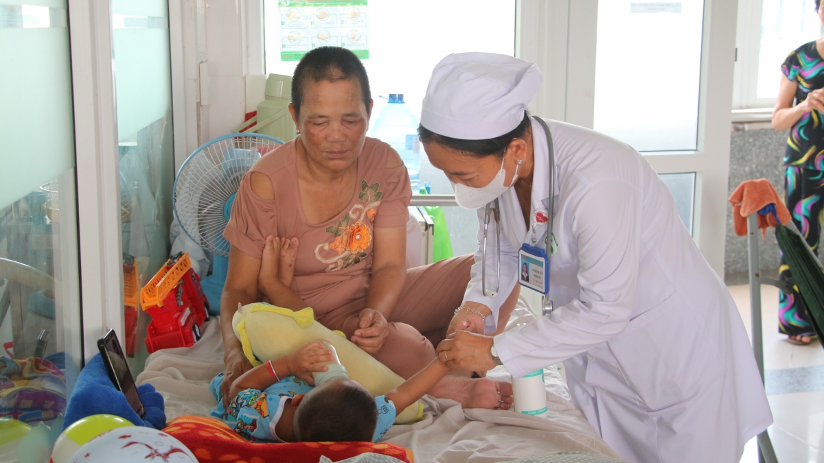 Tại bệnh viện Sản Nhi Sóc Trăng cũng ghi nhận và điều trị gần 2000 ca tay chân miệng từ đầu năm đến nay