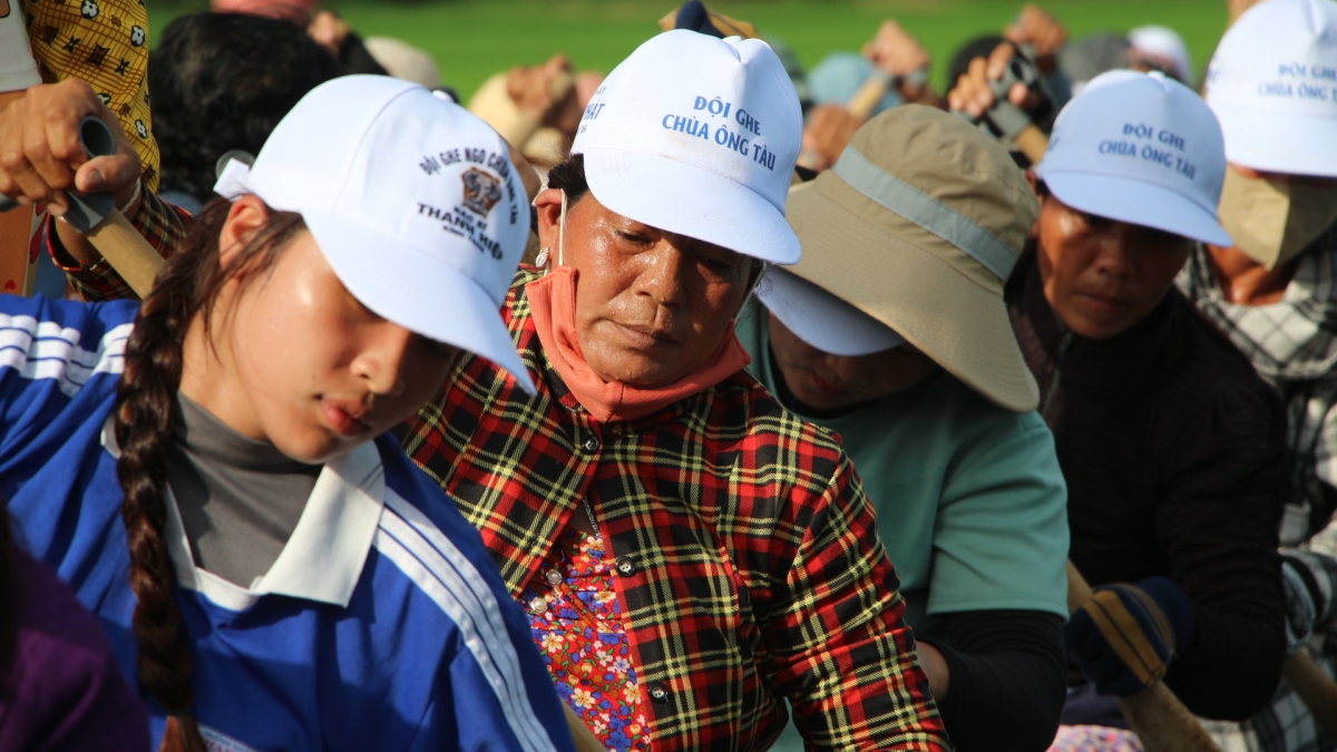 Trên giàn bơi có người trẻ, người lớn tuổi, mỗi người một hoàn cảnh nhưng cùng chung niềm đam mê và quyết tâm. Ảnh: Thạch Hồng/VOV ĐBSCL