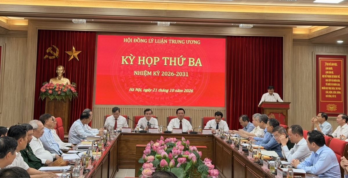 
Rup hop akŏm mă 3 Jơnŭm Lý luận Trung ương