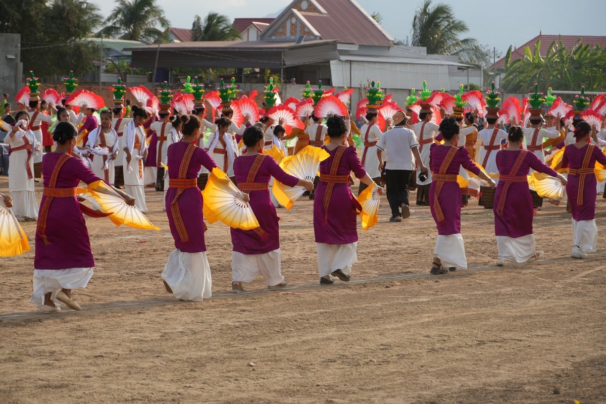 Kon pơlei Chăm chĕp vei păng tưk tơiung kơjă kăp gĭt đơ̆ng đơ̆ng joh ayŏ kơ dŏ xoang hơdrĕch kơdih