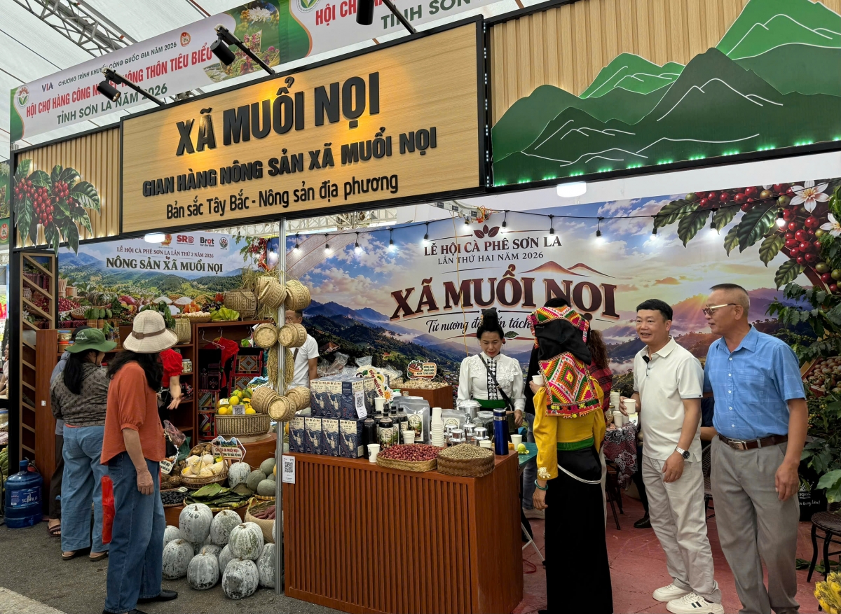 Cùng với cà phê, nhiều sản phẩm nông sản đặc trưng của các địa phương được bày bán, giới thiệu.
Ảnh: Lê Hạnh/VOV Tây Bắc