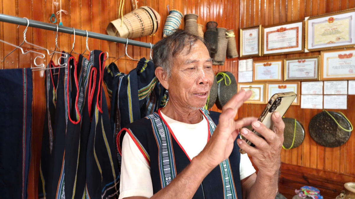  Bu ranh ƀon Kră Jăn Ha Nhang, thôn Đam Pao, xã Phú Sơn Lâm Hà dŏng mạng xã hội nkoch mbơh ndơ geh cheh tanh way ơm