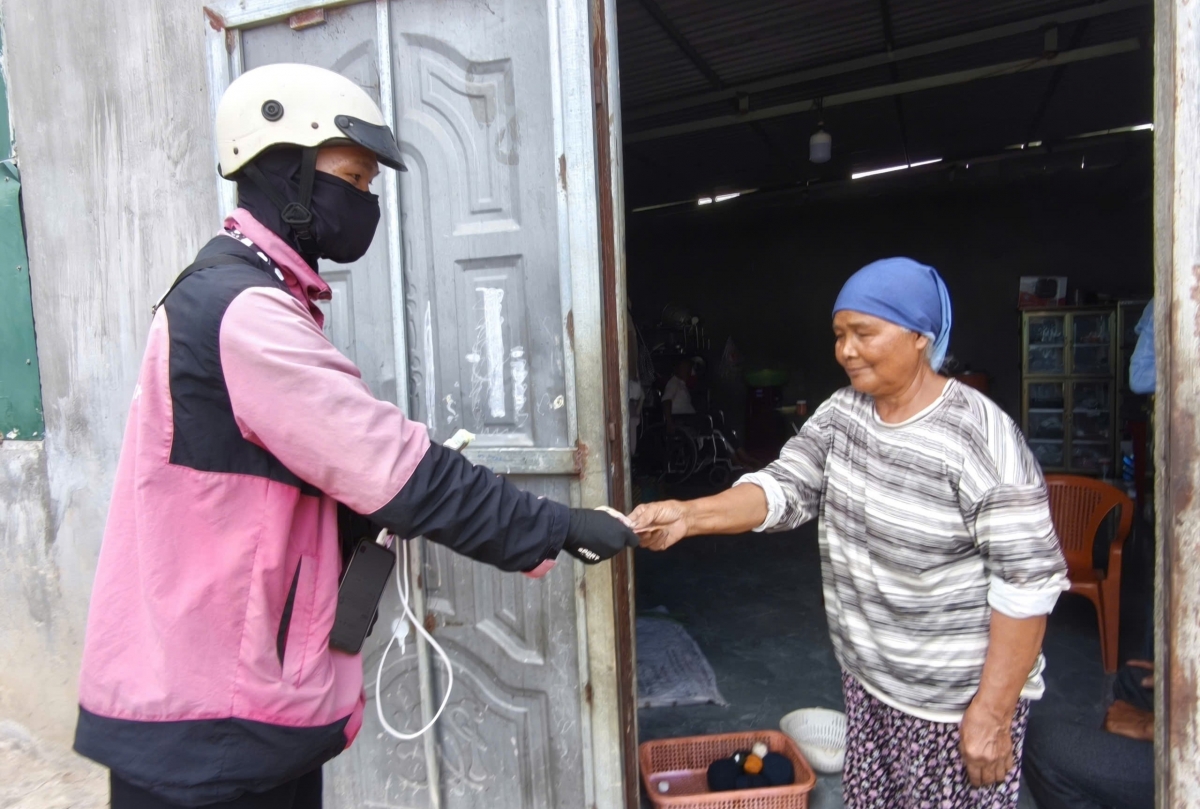  Nuĭh ƀon lan thôn Đam Pao, xã Phú Sơn Lâm Hà rgâl trong tăch rvăt bah nău dŏng điện thoại pet lât n’hanh mạng xã hội