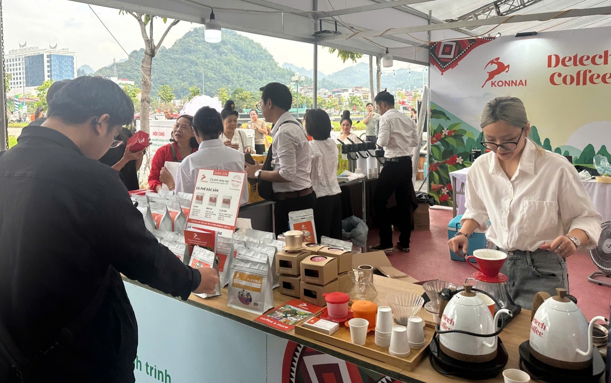 Nhiều doanh nghiệp sản xuất cà phê trong cả nước góp mặt tại lễ hội. Ảnh: Lê Hạnh/VOV Tây Bắc