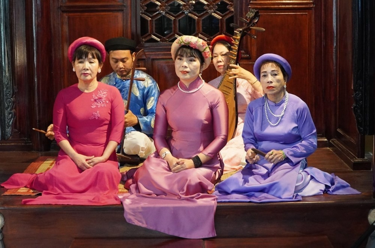 Chương trình sinh hoạt biểu diễn Ca Huế tại di tích Châu Hương Viên (Ảnh: baovanhoa.vn)