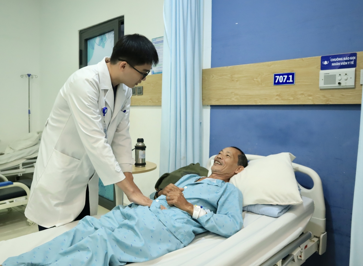 Lê Thanh Khởi pral hlao leh klei bliah mdrao nội soi boh ƀleh hŏng laser ti Sang êa drao Sang hră gưl prŏng Y Dược Ƀuôn Ama Thuôt, čar Dak Lak.