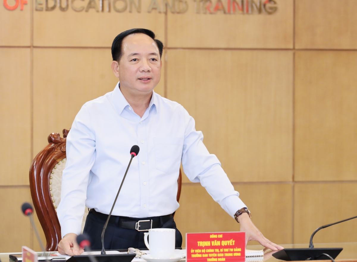 Đồng chí Trịnh Văn Quyết ntoh ngơi ta rƀŭn nchră
 