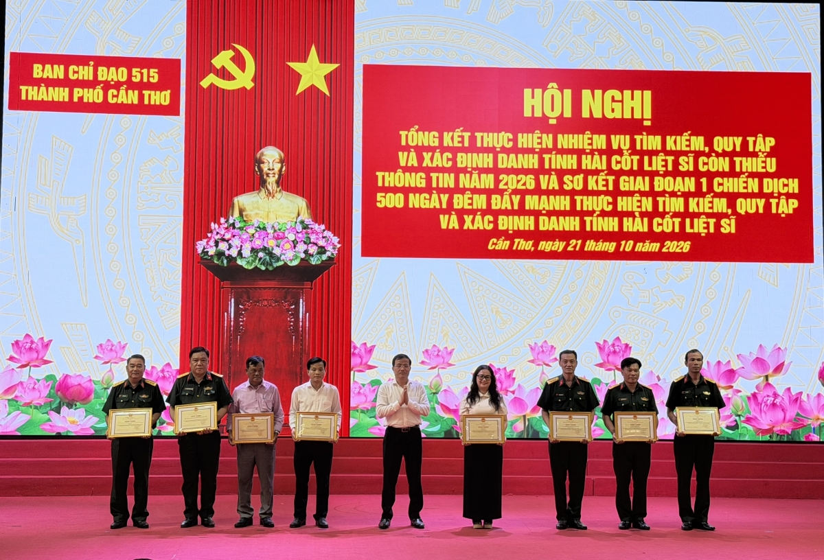 Phó Bí thư Thành ủy Cần Thơ Trần Văn Huyến trao tặng Bằng khen của Chủ tịch Ủy ban nhân dân thành phố cho các tập thể đã có thành tích xuất sắc trong thực hiện nhiệm vụ tìm kiếm, quy tập và xác định danh tính hài cốt liệt sĩ còn thiếu thông tin năm 2026