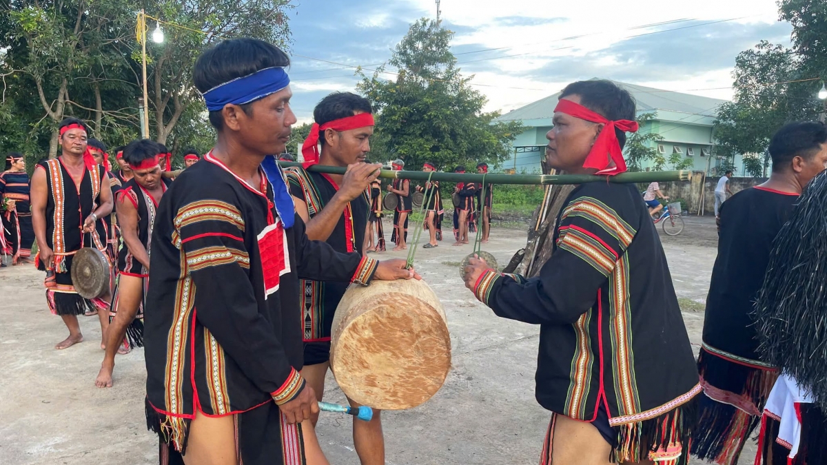 Tơdrá chêng dêi mơngế Jarai gum rak khôi túa lĕm tro hdrông kuăn ngo
