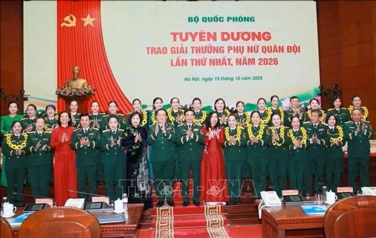 Đại tướng Phan Văn Giang, Ủy viên Bộ Chính trị, Phó Thủ tướng, Bộ trưởng Bộ Quốc phòng; Đại tướng Nguyễn Trọng Nghĩa, Ủy viên Bộ Chính trị, Bí thư Trung ương Đảng, Chủ nhiệm Tổng cục Chính trị QĐND Việt Nam và các đại biểu. Ảnh: Trọng Đức/TTXVN