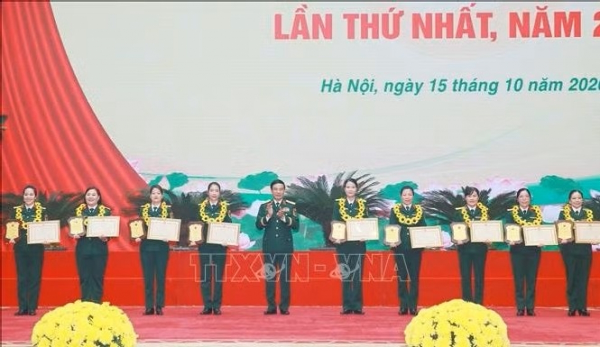 Đại tướng Phan Văn Giang, Phó Thủ tướng, Bộ trưởng Bộ Quốc phòng trao Bằng khen của Bộ Quốc phòng cho các tập thể. Ảnh: Trọng Đức/TTXVN