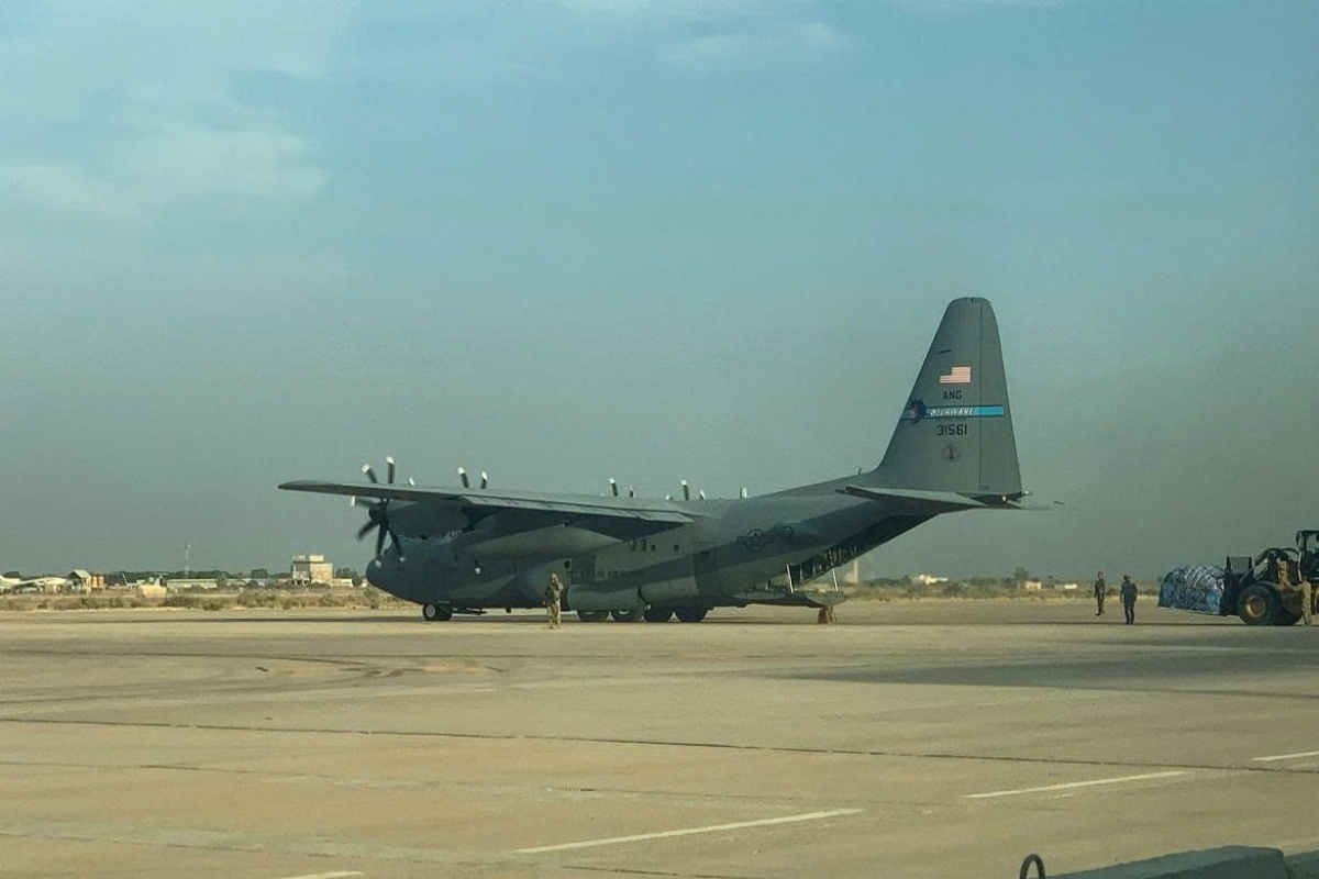 Một máy bay vận tải quân sự Mỹ tại căn cứ Camp Victory gần Sân bay Quốc tế Baghdad, thủ đô Baghdad, Iraq, ngày 29/9/2026. Ảnh: Stringer/Reuters