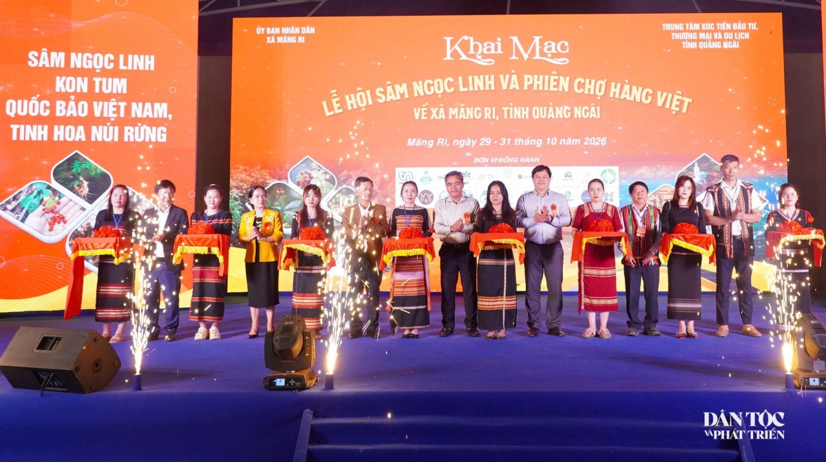 Các đại biểu cắt băng khai mạc Lễ hội sâm Ngọc Linh và Phiên chợ hàng Việt về xã Măng Ri. Ảnh: Ngọc Chí