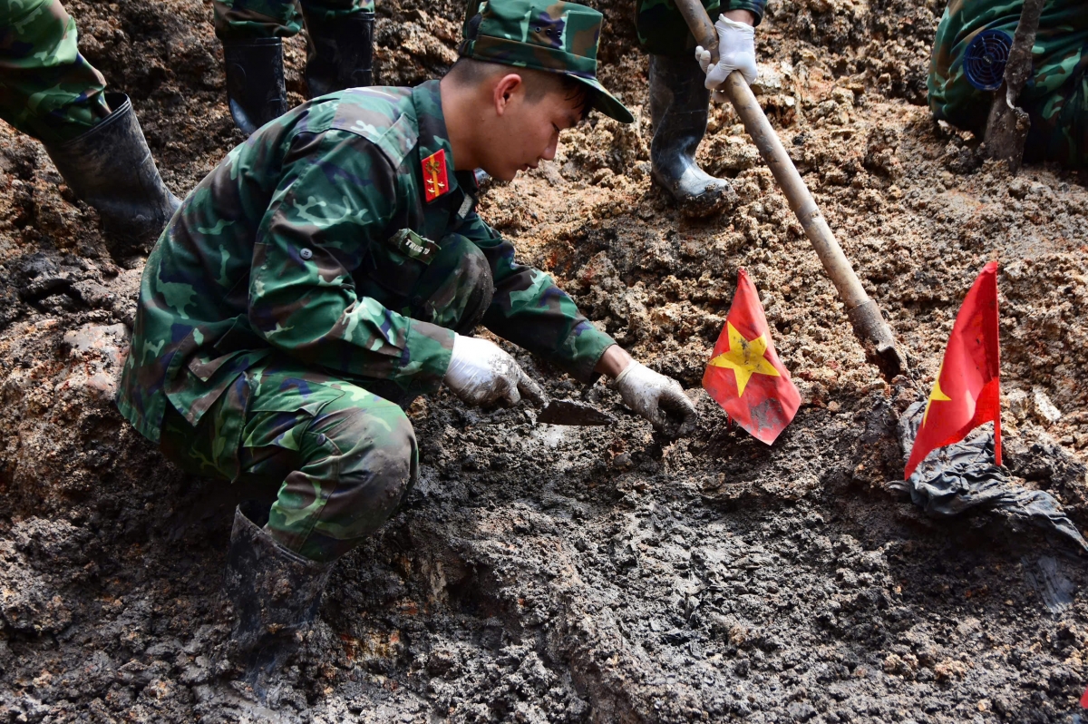 Grup K74 ƀuh, kuai rŭ đĭ 13 per tơlang dơ̆ng tơhan pơsăn drơi dor ƀơi đang bơnga Lê Thị Riêng