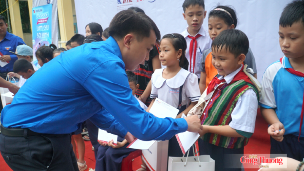 Những phần quà được cho các em học sinh điểm trường Tà Lang Giàn Bí (thuộc Trường Tiểu học Trưng Nữ Vương, TP. Đà Nẵng).