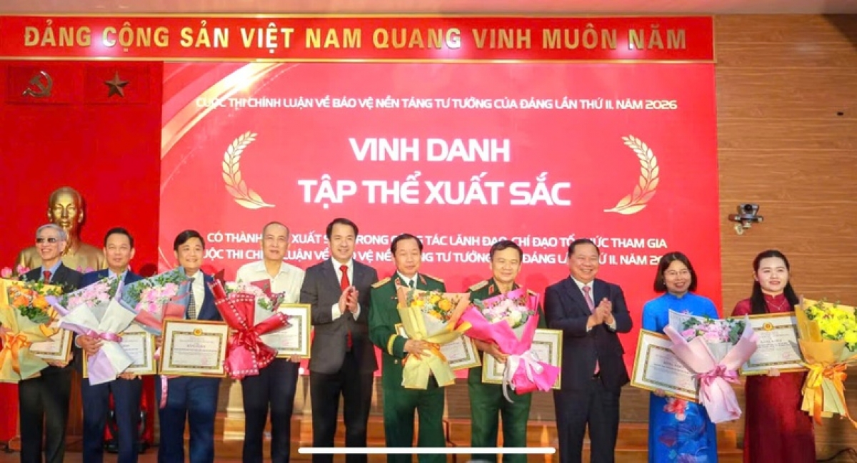 Lãnh đạo Đảng ủy MTTQ, các đoàn thể Trung ương tặng Bằng khen cho 8 tập thể xuất sắc - Ảnh: chinhphu.vn/Toàn Thắng