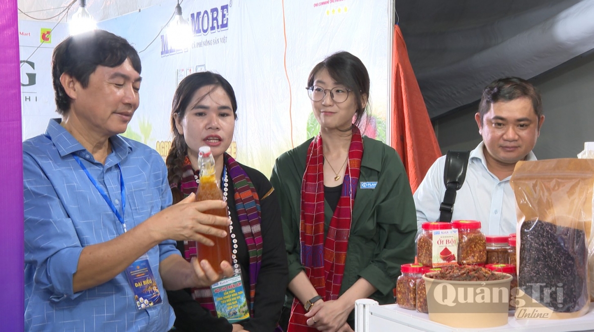 Các đại biểu tham quan gian hàng “Phụ nữ làm chủ-vững bước tương lai” của Quảng Trị - Ảnh: B.C