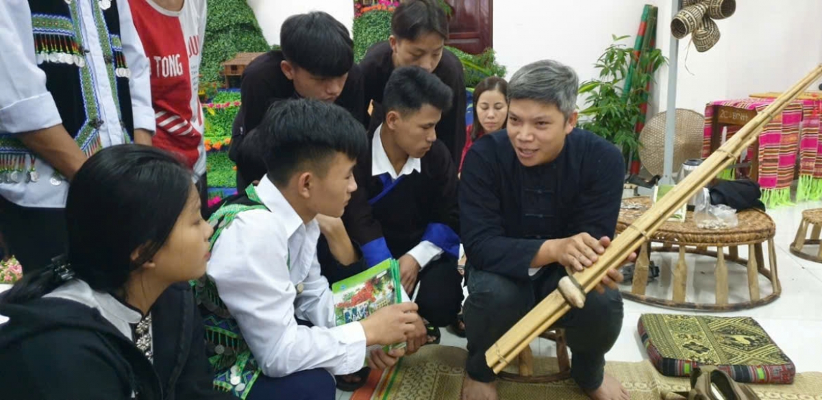 Thầy giáo Lê Thành Tùng dạy học sinh về khèn bè. Ảnh: Đinh Tuấn/VOV Tây Bắc