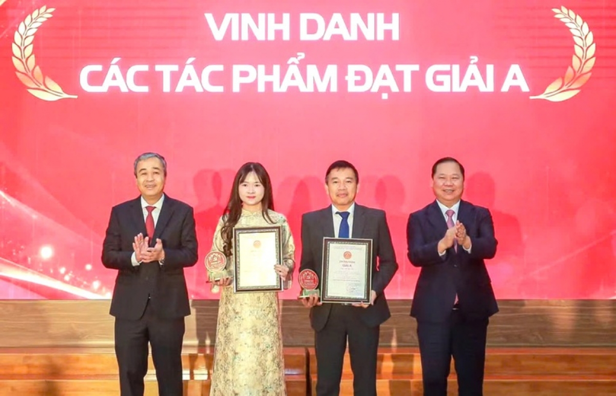 Phó trưởng Ban Tuyên giáo Trung ương Ngô Đông Hải và Phó Bí thư Thường trực Đảng ủy MTTQ, các đoàn thể Trung ương, Phó Chủ tịch Ủy ban Trung ương MTTQ Việt Nam Nguyễn Phi Long trao giải A cho đại diện 2 nhóm tác giả - Ảnh: chinhphu.vn/Toàn Thắng