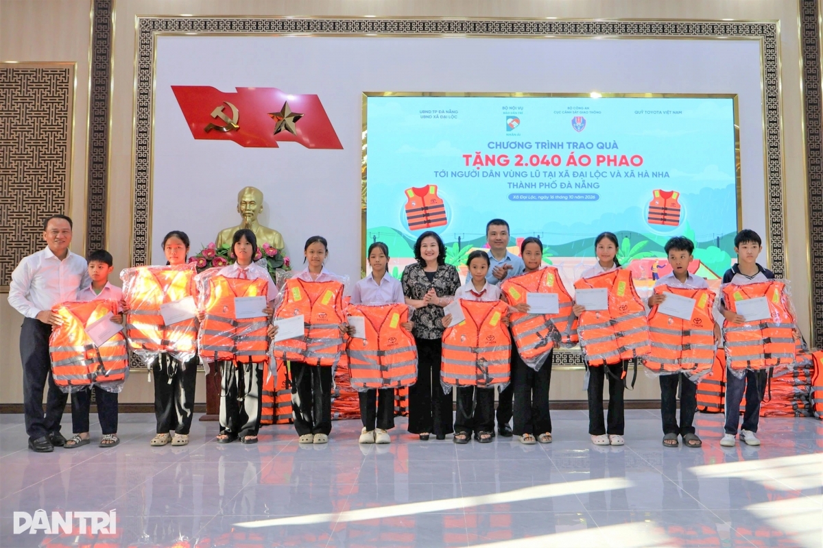 Thứ trưởng Bộ Nội vụ Nguyễn Thị Hà và Tổng Biên tập báo Dân trí Phạm Tuấn Anh trao học bổng mỗi suất 1 triệu đồng và áo phao đến 10 học sinh có hoàn cảnh khó khăn tại xã Đại Lộc