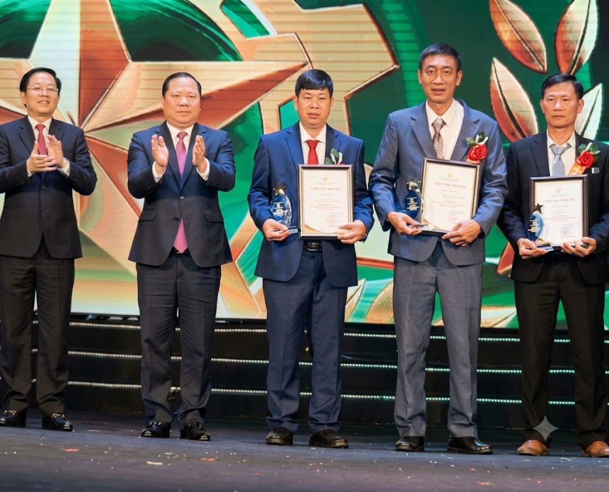 Ồng Lê Tùng Linh (bơdìh đah ma) là dùl tàm 96 nă cau krơh niam geh jờng rơ Cau lơh broă sa Việt Nam jak ngan 40 nam Tam gơl pa