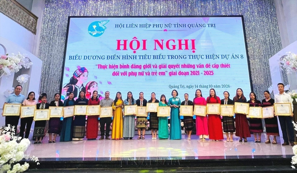 20 cá nhân có thành tích tiêu biểu xuất sắc trong thực hiện Dự án 8, giai đoạn 2021–2025 vinh dự nhận Bằng khen của Hội Liên hiệp Phụ nữ tỉnh Quảng Trị. Ảnh: Võ Dung - TTXVN