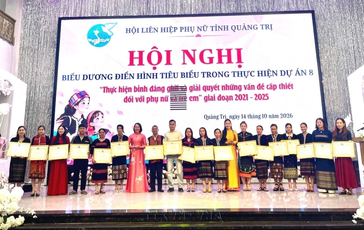 Lãnh đạo Hội Liên hiệp Phụ nữ tỉnh Quảng Trị trao tặng Bằng khen cho các tập thể có thành tích tiêu biểu xuất sắc trong thực hiện Dự án 8, giai đoạn 2021–2025. Ảnh: Võ Dung - TTXVN