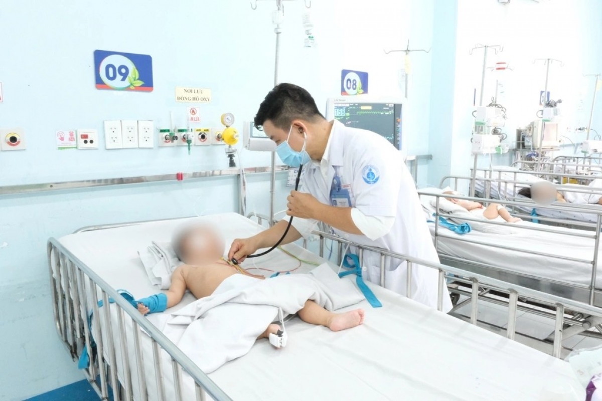Trẻ mắc bệnh tay chân miệng nặng do chủng virus EV71 điều trị tại Bệnh viện Nhi đồng 1, TP HCM. Ảnh: Bình An