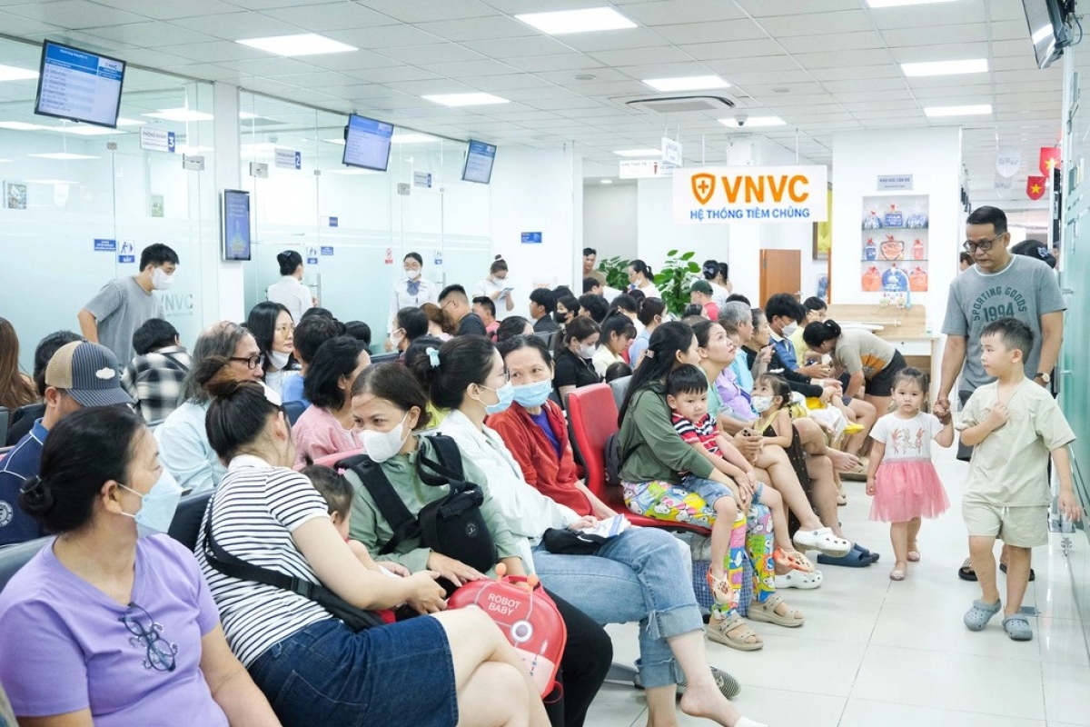 Gần 300 trung tâm VNVC đã tiêm hơn 100.000 mũi vaccine tay chân miệng bảo vệ trẻ, hỗ trợ hàng trăm nghìn gia đình đặt giữ vaccine với chi phí ưu đãi. Ảnh: Mộc Thảo