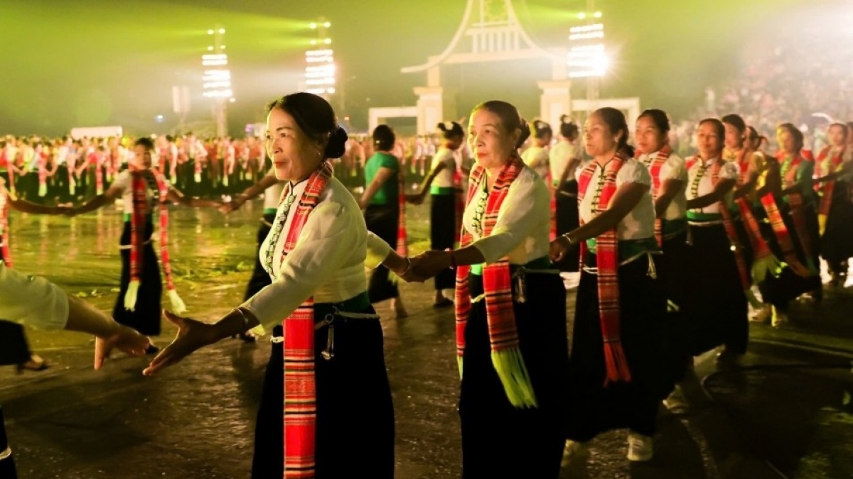 “Xòe Thái - Trọn một vòng yêu” tái hiện những điệu múa truyền thống và
tinh thần gắn kết cộng đồng.